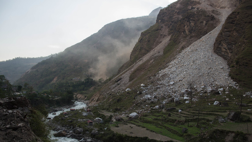 СМИ: В Непале при падении грузовика с горной дороги погибли 20 человек