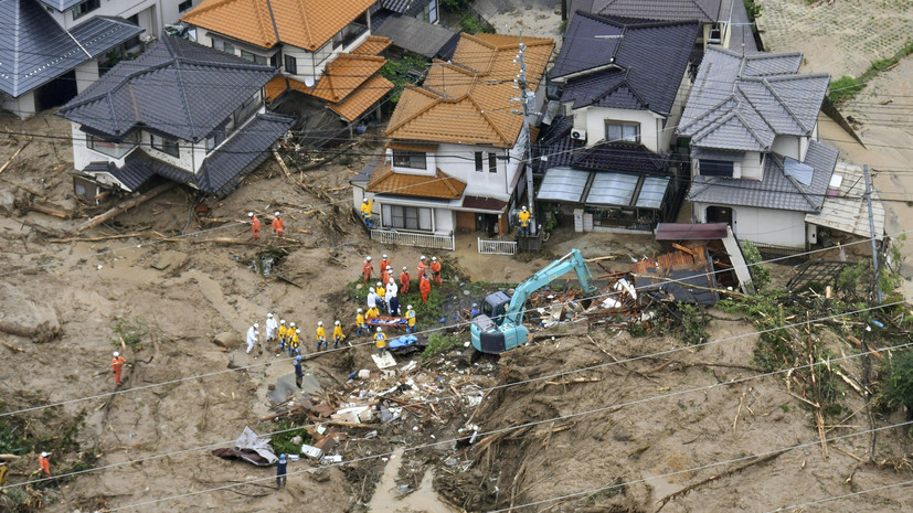 Число жертв последствий ливневых дождей в Японии возросло до 35