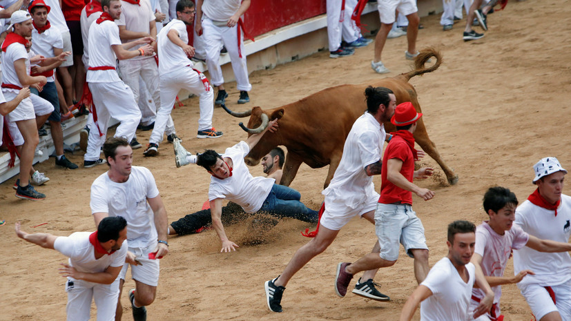 Пять человек пострадали в забеге с быками на празднике в Испании