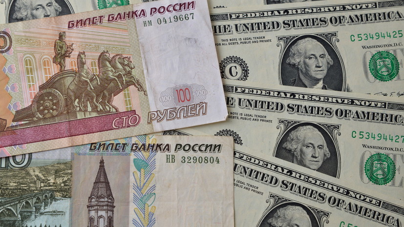 Рубль растёт к доллару и евро