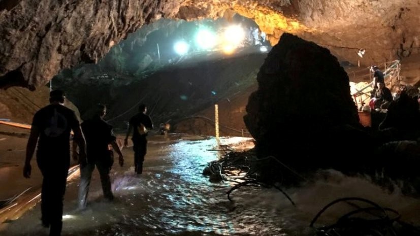 Из пещеры в Таиланде вывели девятого человека