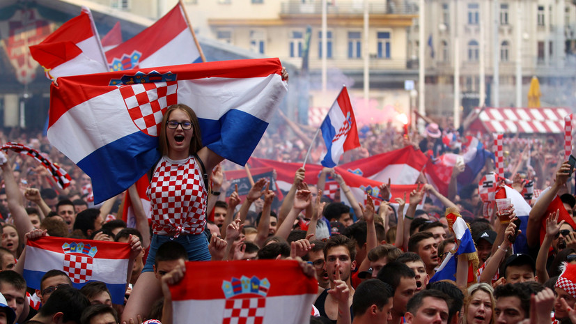 Болельщики сборной Хорватии развернули баннер с надписью «Спасибо, Россия» в центре Москвы