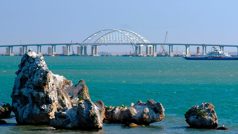 Строители завершают укладку железнодорожных путей к Крымскому мосту