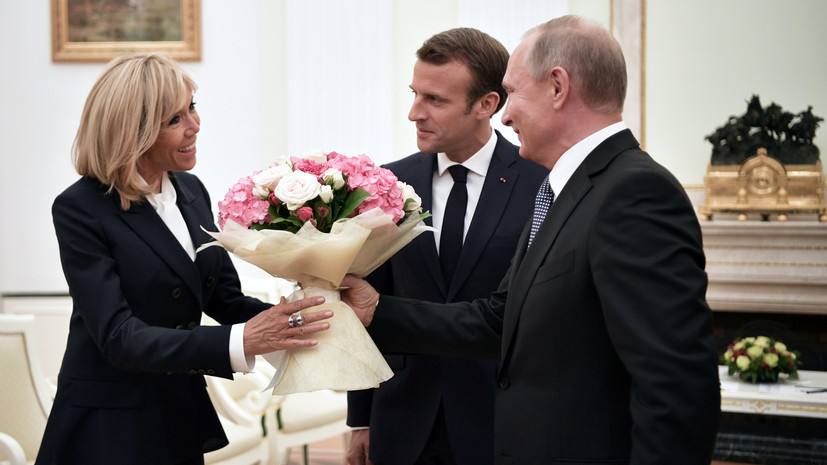 Путин подарил супруге Макрона букет цветов