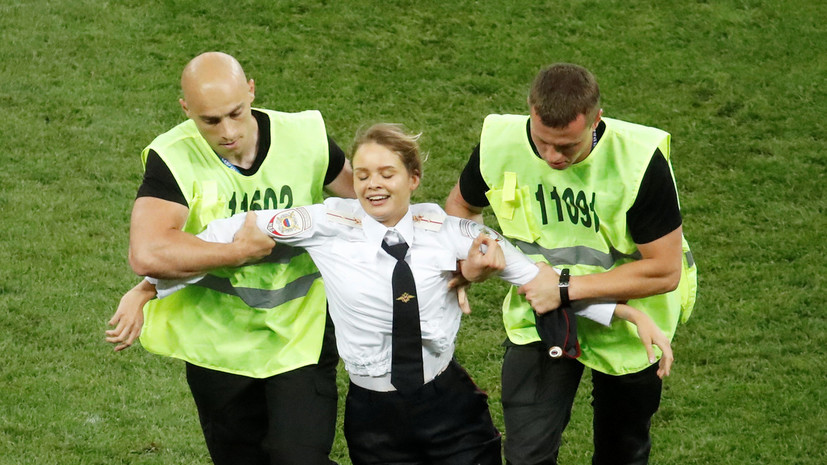 Участники группы Pussy Riot выбежали на поле во время финала чемпионата мира по футболу