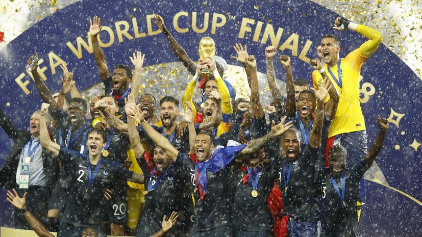 Сборной Франции вручили кубок чемпионов мира на стадионе «Лужники»