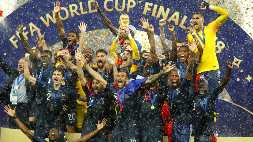 Под ливнем эмоций: сборной Франции по футболу вручили золотые медали и кубок чемпионата мира