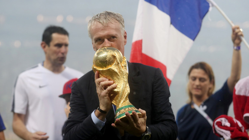 Футболисты сборной Франции облили Дешама шампанским на пресс-конференции после финала ЧМ-2018
