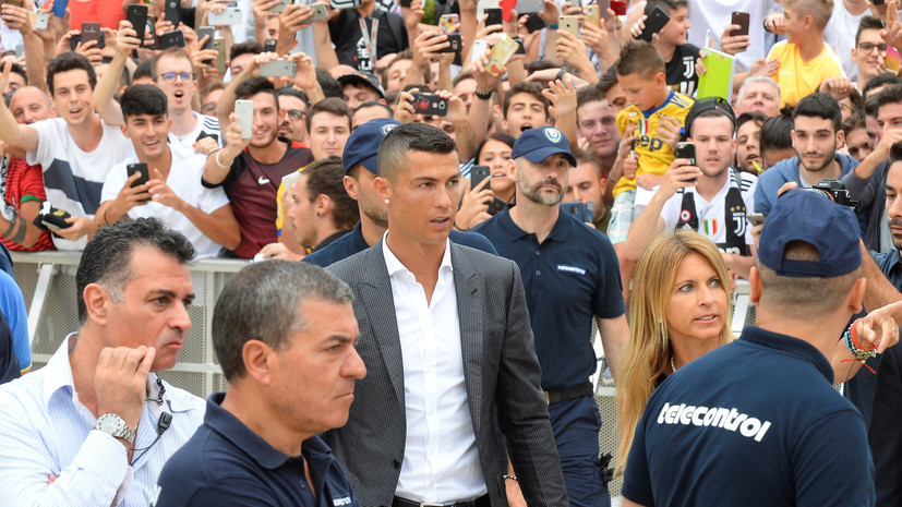 Сотни фанатов встретили Роналду возле медцентра «Ювентуса»