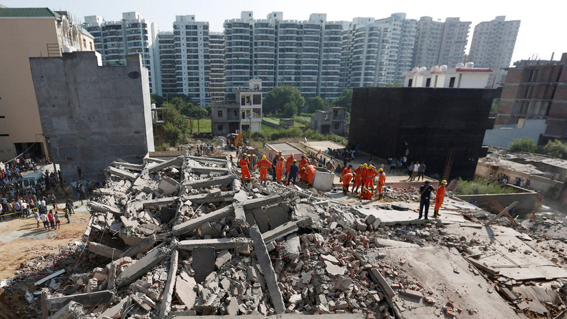 Три человека погибли в результате обрушения двух зданий в Индии