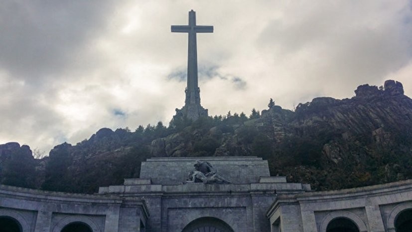 Родственники испанского диктатора Франко согласились на перезахоронение его останков 