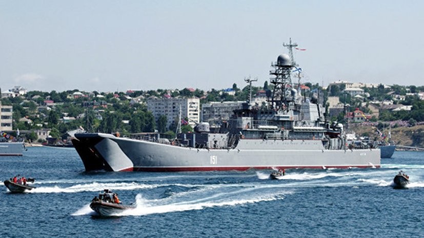 Экипаж большого десантного корабля «Азов» проводит тренировки к празднованию Дня ВМФ