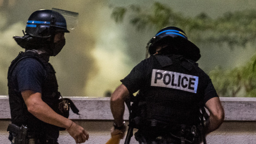 Во Франции по делу об избиении демонстранта советником Макрона задержали трёх полицейских