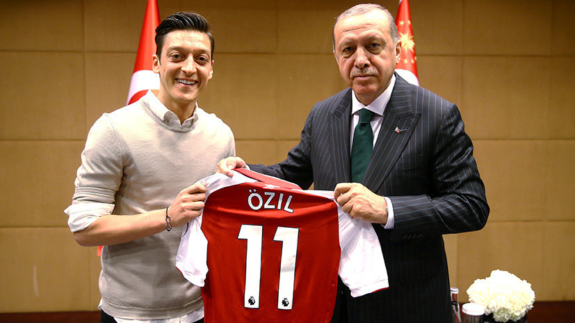 «Чувствую расистское отношение»: Озил завершил карьеру в сборной Германии из-за критики после встречи с Эрдоганом