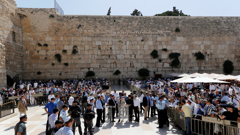 Крупный камень выпал из Стены Плача в Иерусалиме