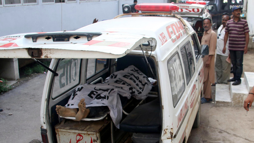 Число жертв взрыва на избирательном участке в Пакистане увеличилось до 31