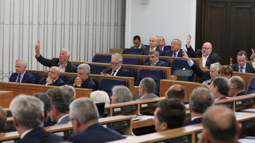 В сенате Польши заявили, что руководство страны продолжит работу над изменением Конституции