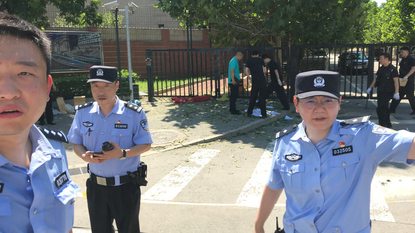 СМИ: Полиция задержала женщину при попытке самоубийства у посольства США в Пекине