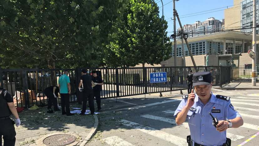 Полиция задержала мужчину после взрыва пиротехники у посольства США в Пекине