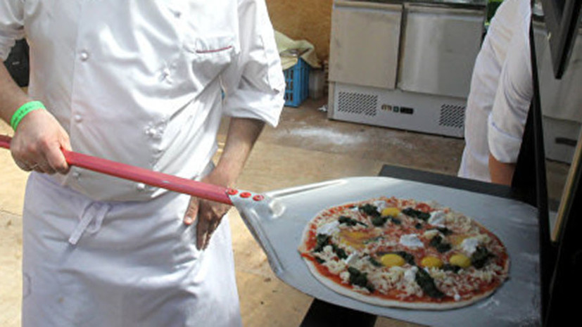 СМИ: Основатель Papa John’s после отставки подал в суд на компанию  