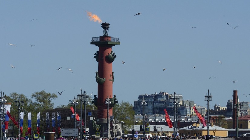 На Ростральных колоннах в Петербурге зажгут факелы в честь Дня ВМФ