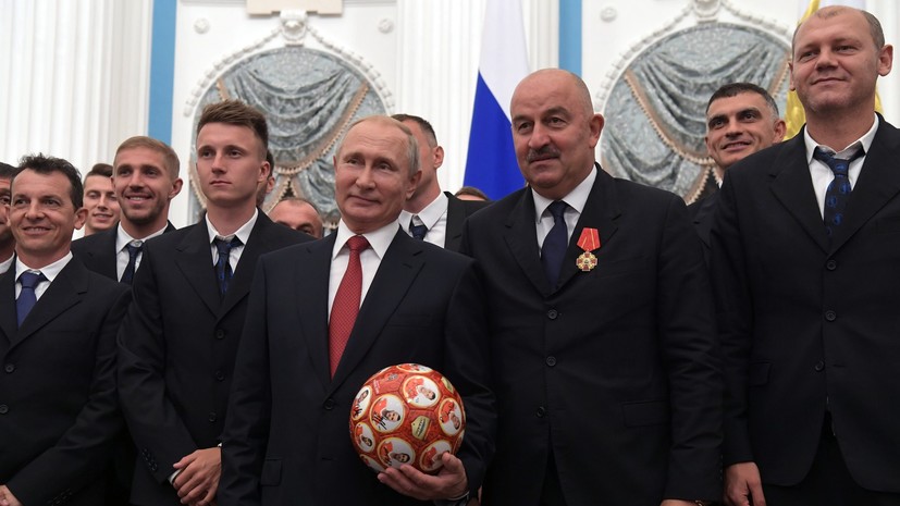 Сборная России по футболу подарила мяч Владимиру Путину