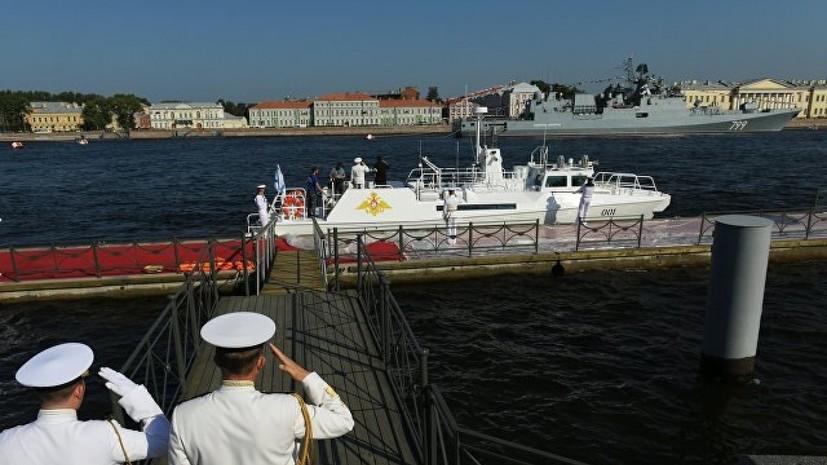 Путин с катера поприветствовал экипажи кораблей на военно-морском параде в Санкт-Петербурге