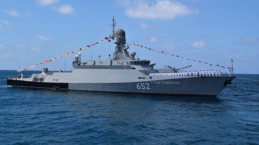 На рейде сирийского порта Тартус прошёл парад кораблей ВМФ России