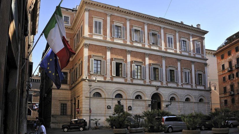 СМИ: Итальянский военнослужащий покончил с собой в резиденции Берлускони