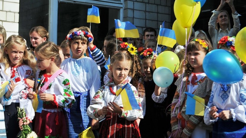 «Жирный крест на системе образования»: по каким учебникам занимаются украинские школьники