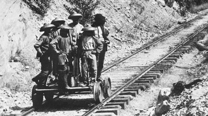 Китайские рабочие на строительстве Трансконтинентальной железной дороги в США

