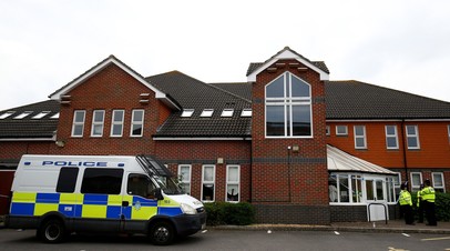 Церковь в Эймсбери, оцепленная после госпитализации двух человек, которые, по заявлениям полиции, были отравлены нервно-паралитическим газом