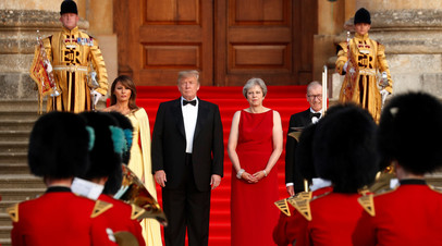 Президент США Дональд Трамп и премьер-министр Великобритании Тереза Мэй с супругами прибыли на ужин в честь главы Белого дома в Бленхеймском дворце в графстве Оксфордшир