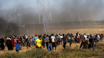Израильская сторона применяет слезоточивый газ против протестующих палестинцев на границе Израиля и сектора Газа, 20 июля