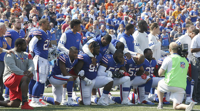 Футболисты «Баффало Биллс» встали на одно колено в знак протеста против политики США