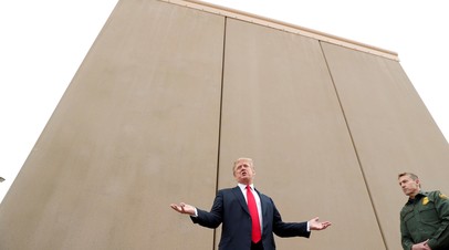 Дональд Трамп на фоне одного из прототипов стены на границе с Мексикой