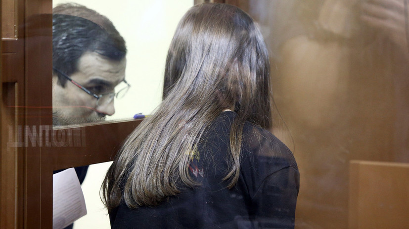 Суд арестовывает дочерей, убивших своего отца