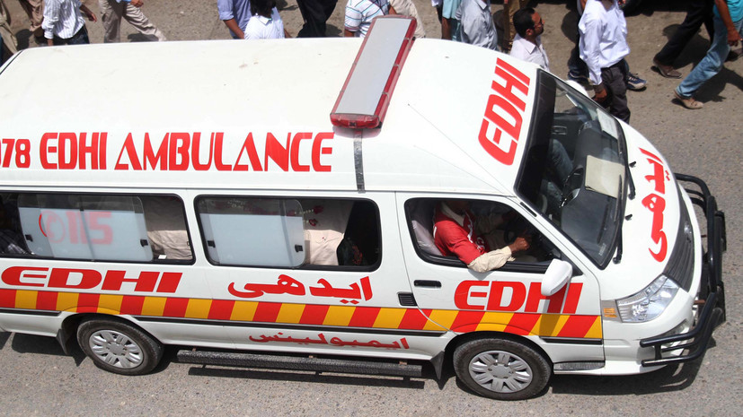 СМИ: В результате ДТП с автобусом в Пакистане погибли 20 человек