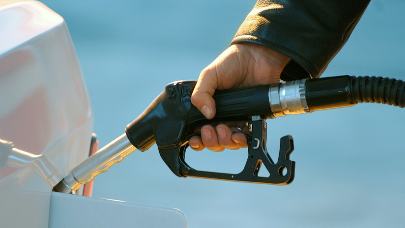 Росстат заявил о снижении цены на бензин в России в июле впервые за 2018 год