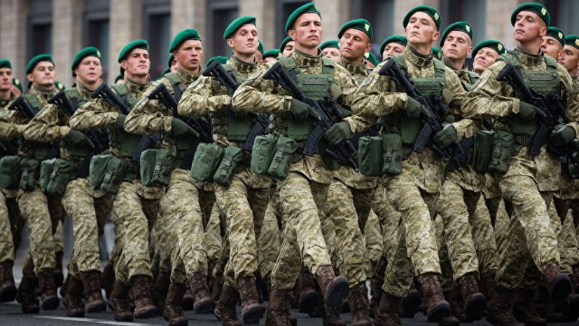 Эксперт оценил поручение Порошенко законодательно закрепить воинское приветствие «Слава Украине!»
