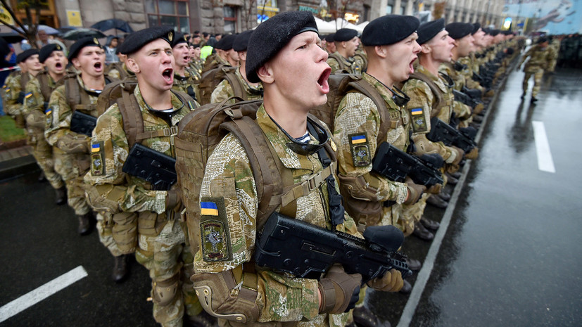 «В современном мире это неприемлемо»: к чему может привести желание Порошенко узаконить нацистское приветствие в армии