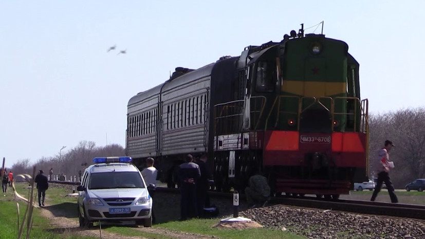 В Дагестане при столкновении поезда и автомобиля погибли три человека