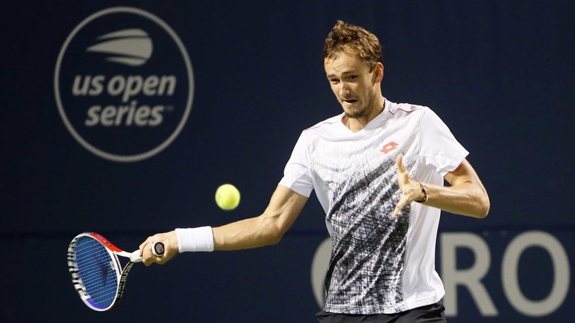 Медведев одержал победу во втором круге теннисного турнира в Торонто