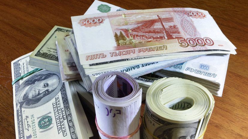 Курс рубля в начале торгов снижается к доллару