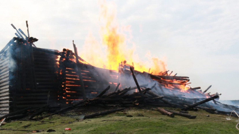 Пожар полностью уничтожил деревянную церковь XVIII века в Карелии