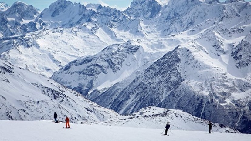 На Эльбрусе спасли попавшего в ледовую трещину альпиниста из Москвы