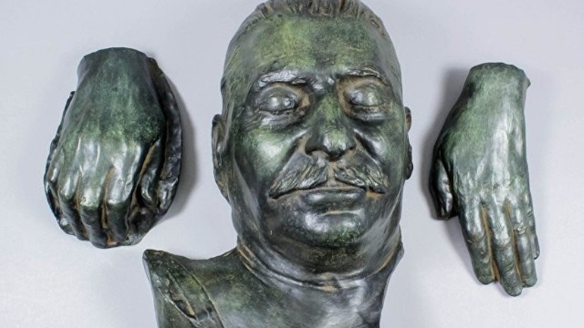 На аукционе в Британии продали посмертную маску Сталина