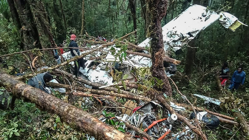 В Индонезии в результате крушения самолёта погибли восемь человек