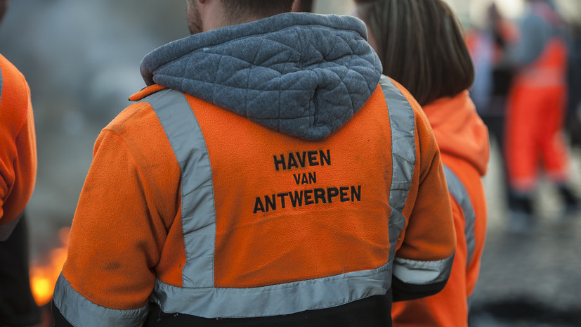 Власти объявили эвакуацию порта Антверпен из-за пожара на складе с химикатами