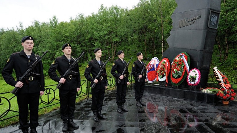 На Балтийском флоте почтили память погибших на подлодке «Курск» моряков
